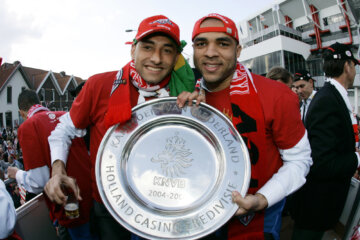 Heurelho da Silva Gomes en Alex Rodrigo Dias da Costa met de kampioenschaal