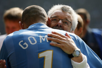 Heurelho da Silva Gomes en Sef Vergoossen vieren de titel