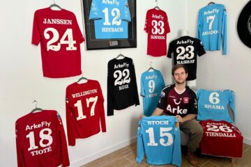 Nick Jansen met zijn FC Twente-shirts