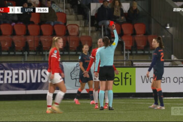 Isa Colin (AZ Alkmaar) krijgt rood in duel tegen FC Utrecht