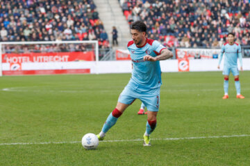 Jakub Moder met de bal