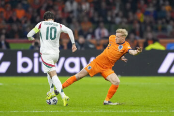 Jan Paul van Hecke en Dominik Szoboszlai in duel