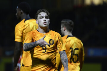 Jason van Duiven viert zijn goal voor Oranje Onder 19