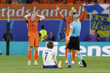 Jerdy Schouten begrijpt niets van zijn gele kaart tegen Frankrijk