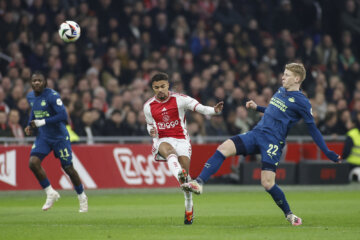 Jerdy Schouten en Devyne Rensch in duel