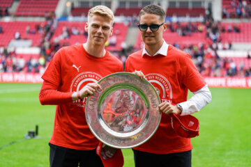 Jerdy Schouten en Joey Veerman met de schaal in het Philips Stadion