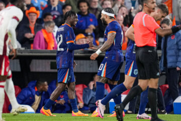 Jeremie Frimpong en Memphis vieren de goal tegen Canada