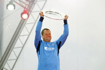 Jeroen Verhoeven met de kampioensschaal bij Ajax