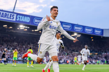 Joel Piroe viert een goal tegen Norwich City