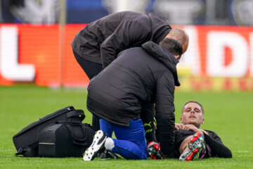 Joey Veerman ligt geblesseerd op de grond