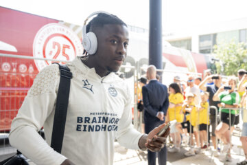 Johan Bakayoko bij de spelersbus van PSV