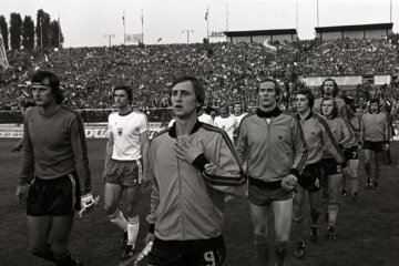 Johan Cruijff gevolgd door Jan van Beveren in het Nederlands elftal