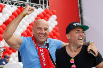 John van den Heuvel viert de landstitel van PSV met Mental Theo