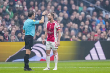 Jordan Henderson in gesprek met Bas Nijhuis