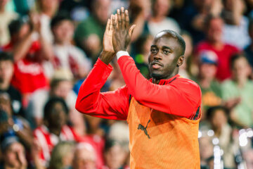 Jordan Teze klapt naar het publiek in het Philips Stadion