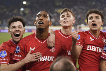 Joshua Brenet juicht met zijn ploeggenoten na zijn winnende goal