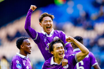 Koki Saito en Shunsuke Mito vieren een treffer van Sparta