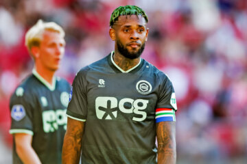 Leandro Bacuna kijkt beteuterd