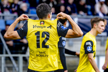 Leo Greiml viert zijn goal tegen Willem II