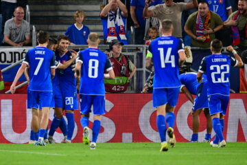 Leo Sauer viert een goal tegen Duitsland