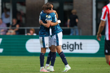 Leo Sauer viert zijn treffer met David Hancko