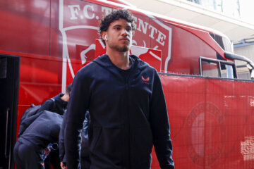 Juliën Mesbahi bij de spelersbus van FC Twente