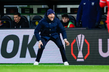 Joseph Oosting schreeuwt langs de zijlijn in Bodø