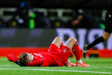 Sem Steijn ligt balend op het veld in Bodø