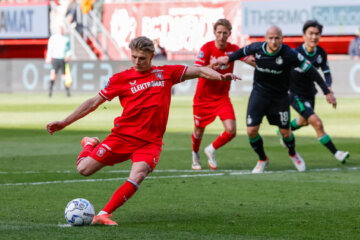 Sem Steijn scoort vanaf de strafschopstip