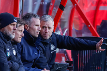 René Hake op de bank naast Robin van Persie