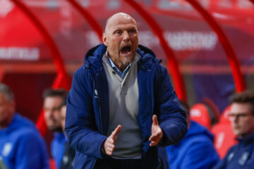 Joseph Oosting schreeuwt langs de lijn