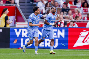 Sontje Hansen juicht na zijn treffer tegen Ajax