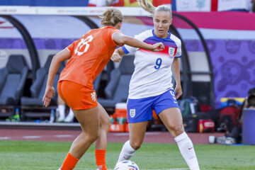 Beth Mead tegenover Kerstin Casparij