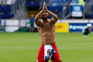 Naci Ünüvar bedankt de FC Twente-supporters