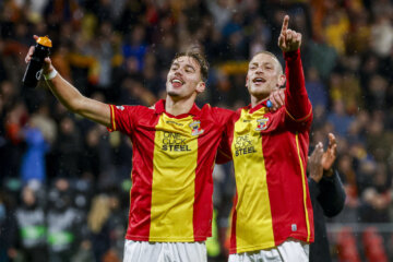 Milan Smit en Joris Kramer vieren feest na de zege op Aston Villa