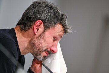 Mark van Bommel is emotioneel na zijn laatste wedstrijd met Royal Antwerpen
