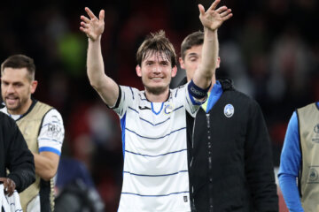 Marten de Roon viert de overwinning op Liverpool FC