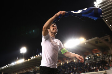 Marten de Roon viert de overwinning op Olympique Marseille