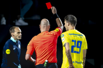 Michiel Kramer krijgt een rode kaart