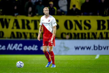 Mike van der Hoorn aan de bal
