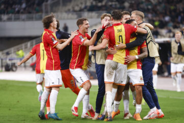 Milan Smit viert een goal van Go Ahead Eagles