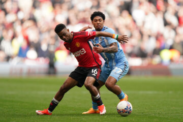 Milan van Ewijk in het duel met Manchester United