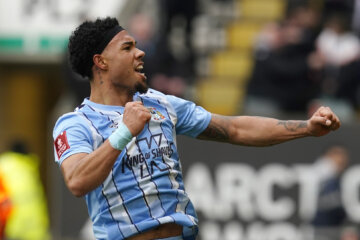 Milan van Ewijk viert een overwinning van Coventry City
