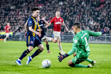 Mitchell van Bergen oog in oog met Walter Benitez