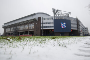 Sneeuw bij het Abe Lenstra Stadion