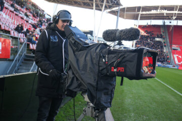 Een camera van ESPN in Stadion Galgenwaard