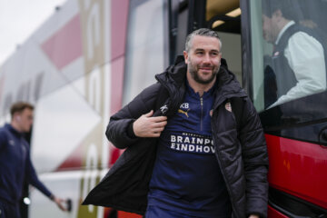 Kevin Begois stapt uit de spelersbus van PSV