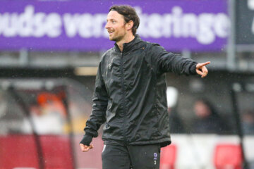 Een lachende Bart Vriends