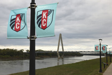 Het logo van Kansas City Current op banners