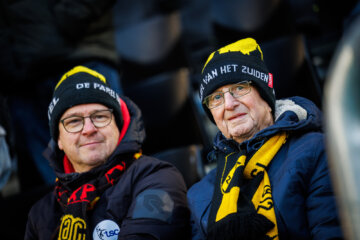 NAC-supporters met een muts en een sjaal